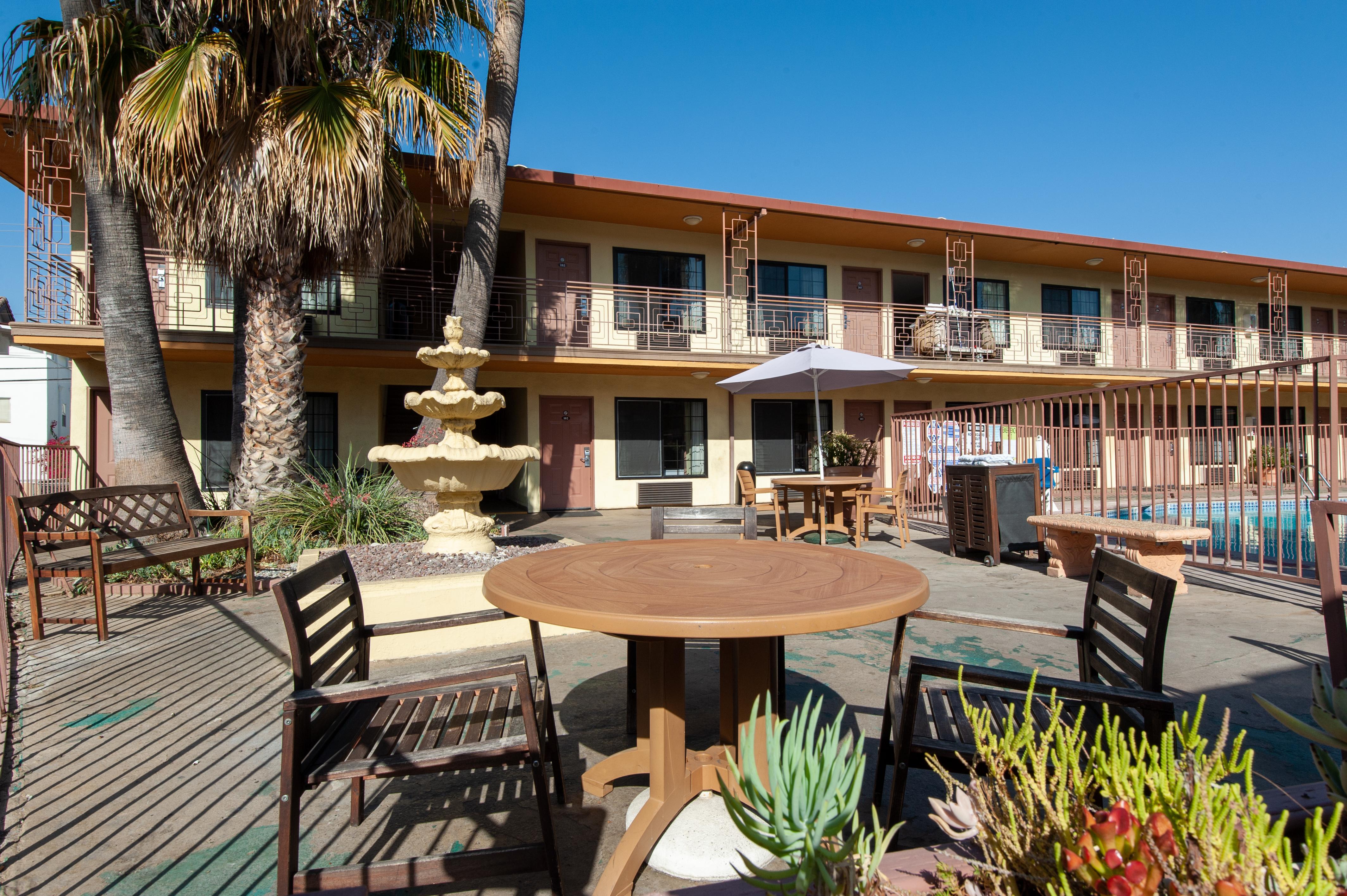 Studio City Court Yard Hotel Exteriör bild