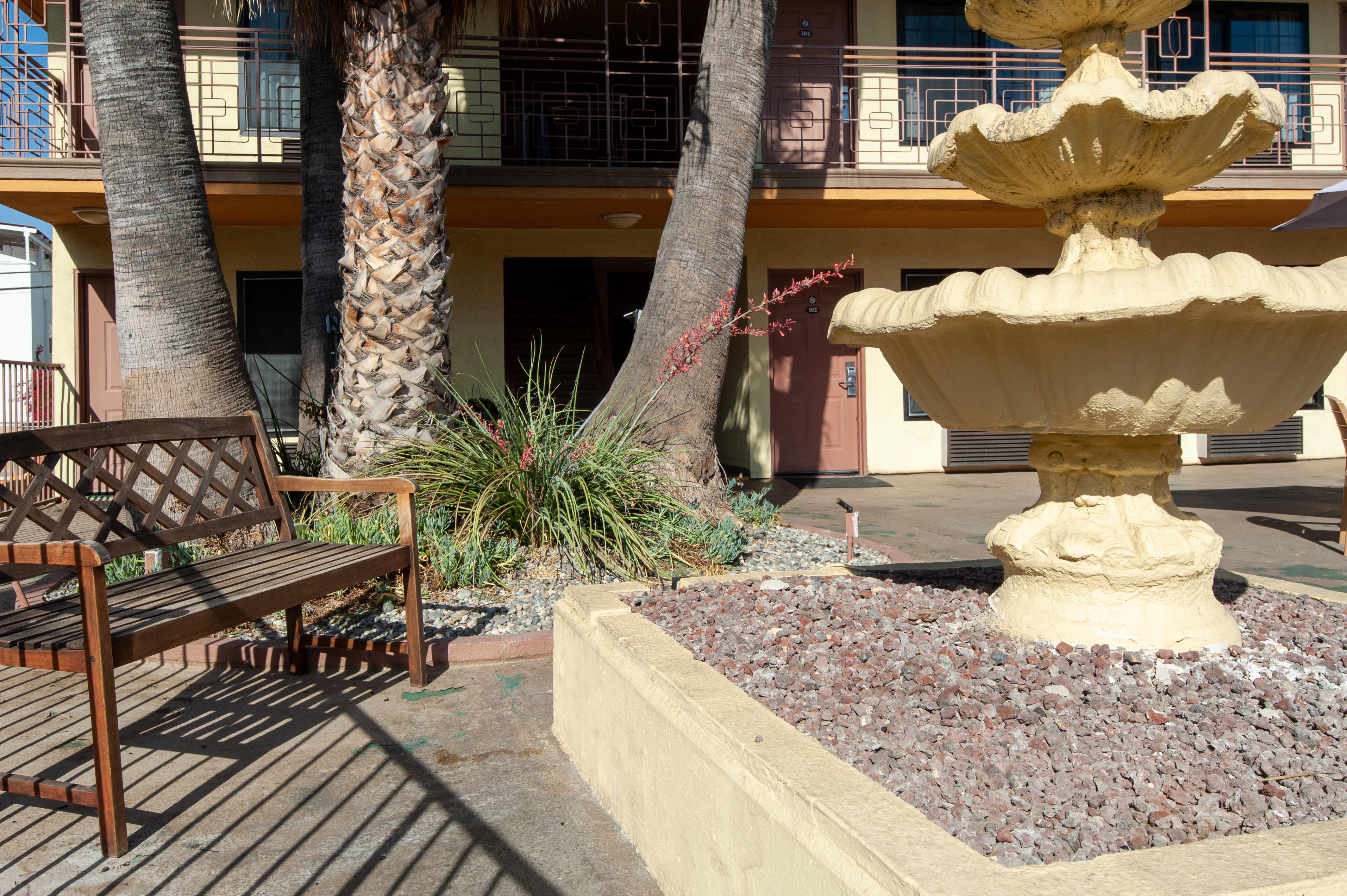 Studio City Court Yard Hotel Exteriör bild