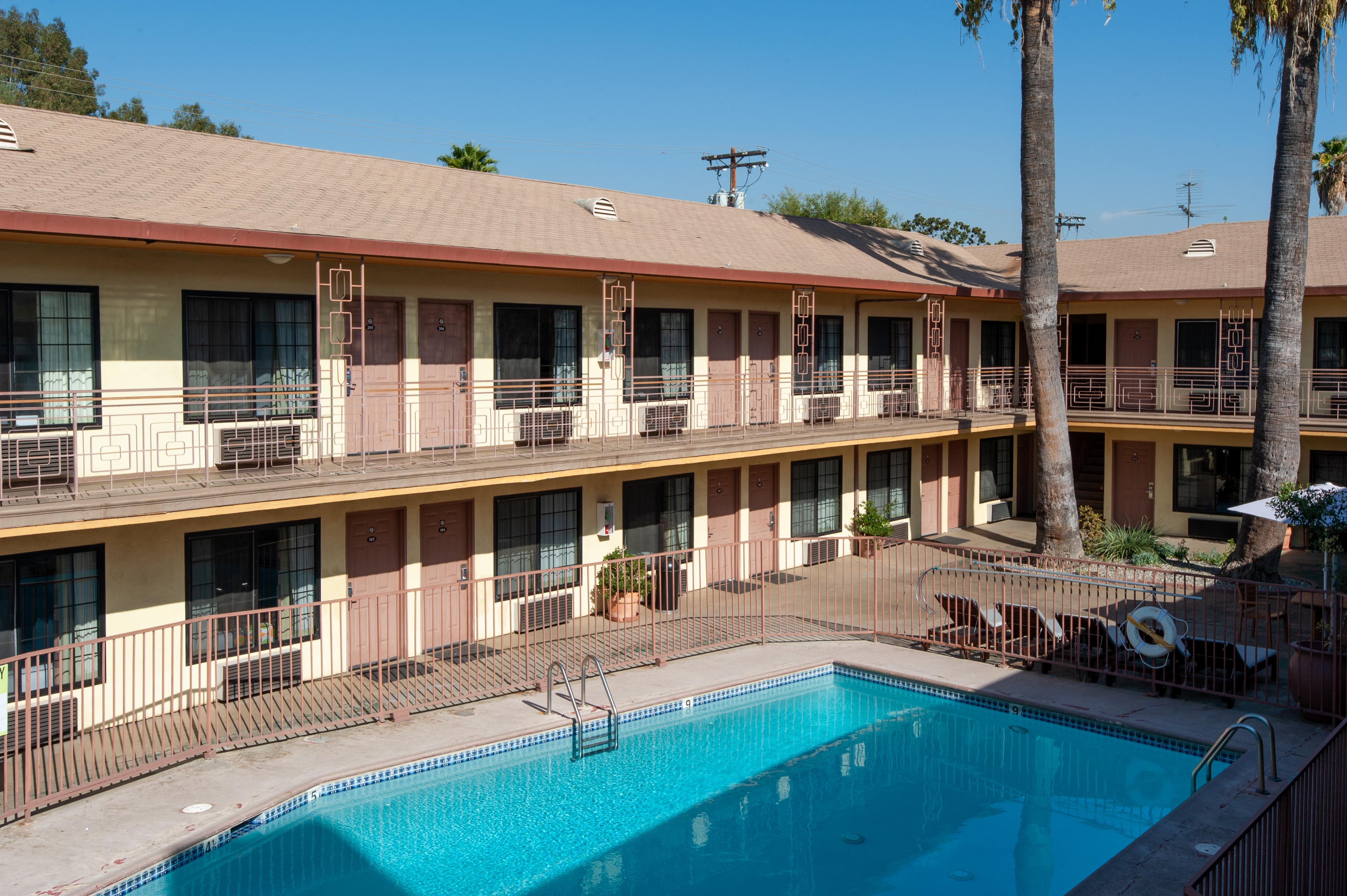 Studio City Court Yard Hotel Exteriör bild