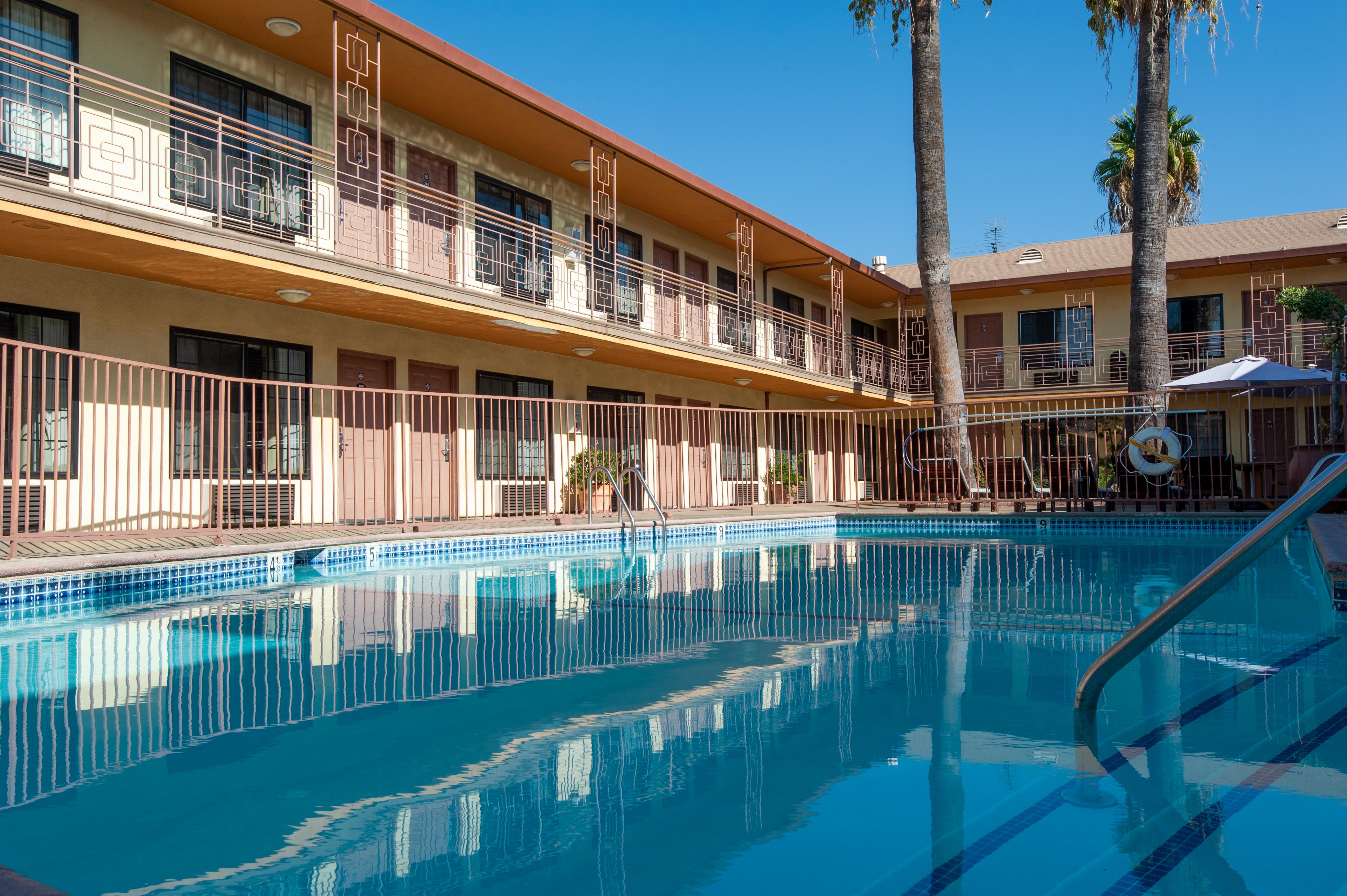 Studio City Court Yard Hotel Exteriör bild