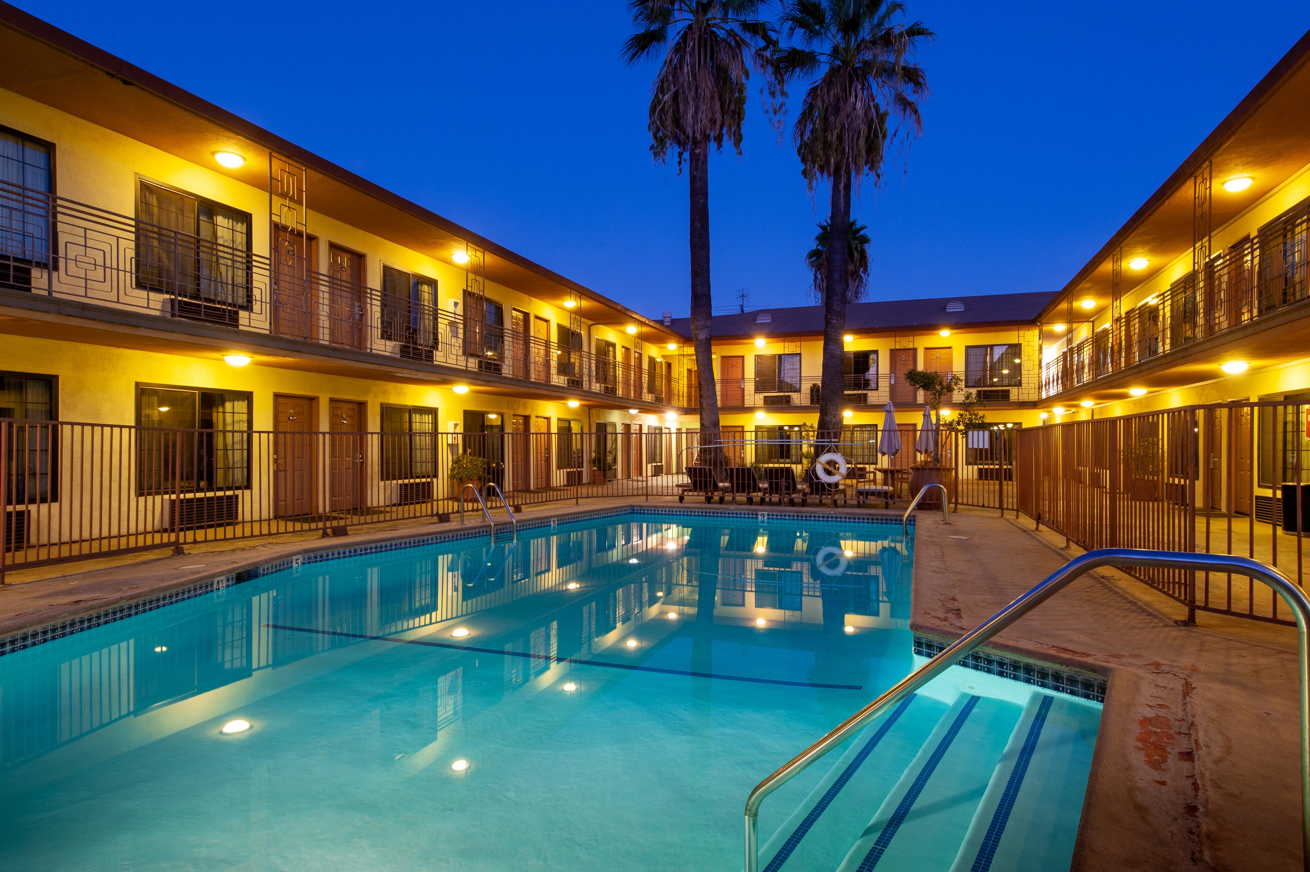 Studio City Court Yard Hotel Exteriör bild